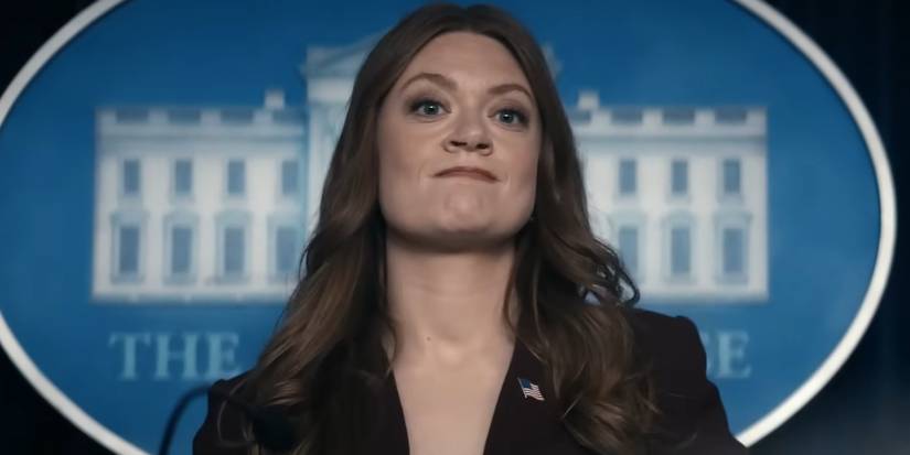 Colby Minifie como Ashley em frente a uma placa da Casa Branca em The Boys.