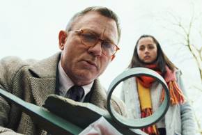 Daniel Craig and Ana de Armas in Knives Out looking off-screen