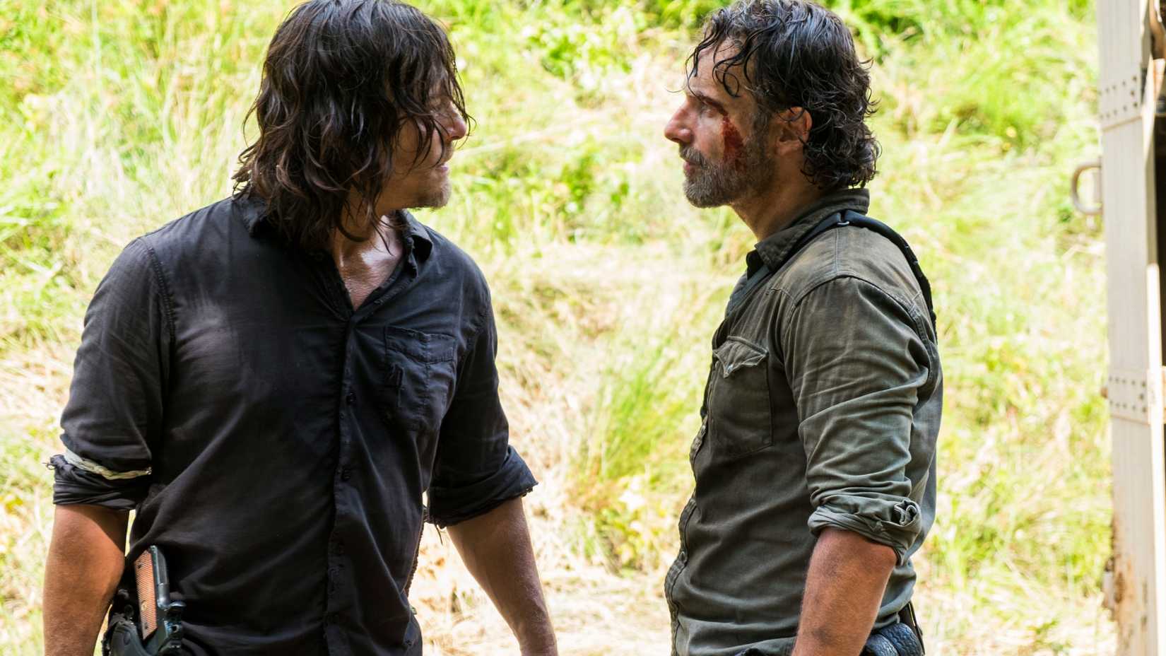 Daryl (Norman Reedus) und Rick (Andrew Lincoln) schauen sich in The Walking Dead intensiv an
