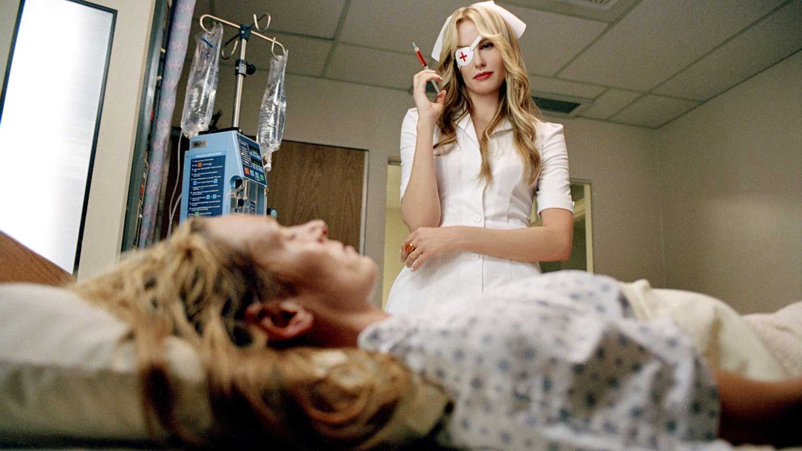Daryl Hannah como Elle Driver e Uma Thurman em Kill Bill