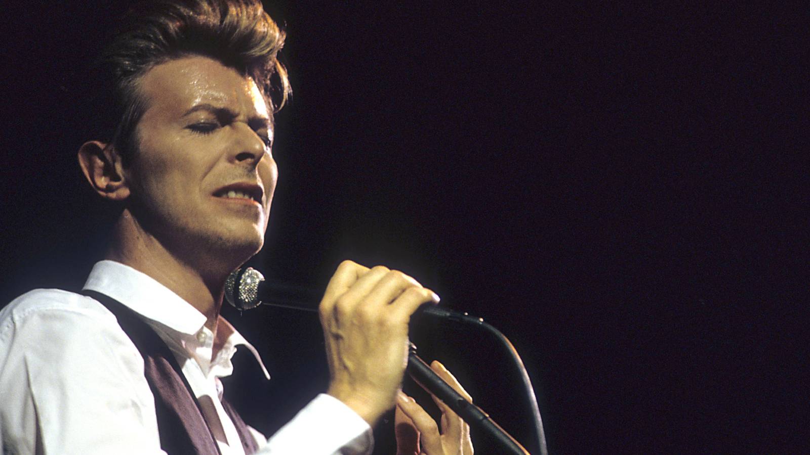 50 Years Ago, David Bowie's Christmas Duet Became One Of The Most Emotional Moments Of His Caree