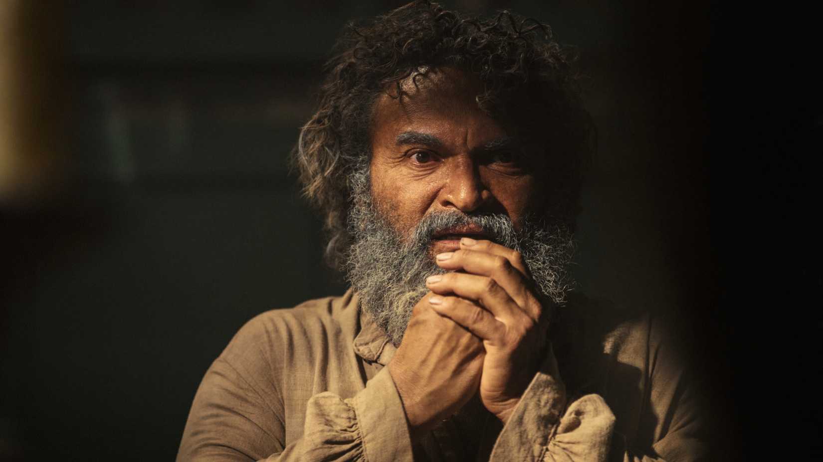 Diego Vásquez como José Arcadio Buendía luciendo asustado en Cien años de soledad de Netflix