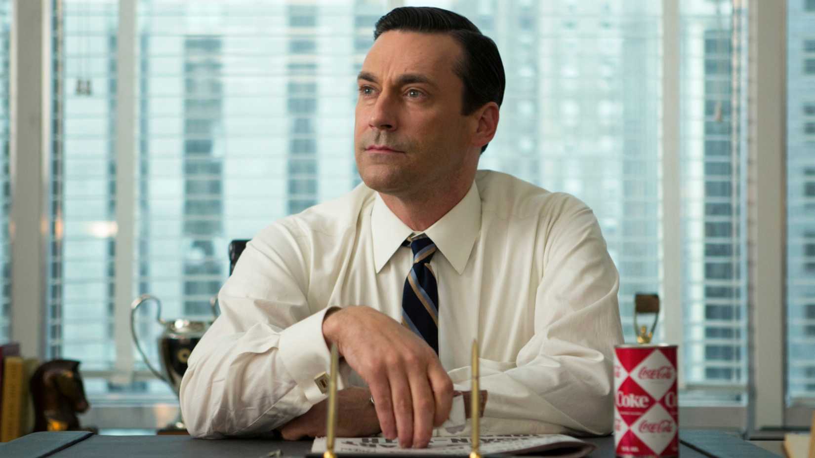 Don Draper em sua mesa em Mad Men, temporada 7