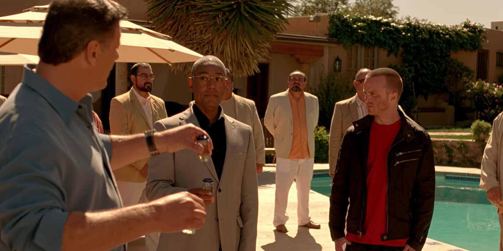 Don Eladio oferecendo bebidas a Gus e Jesse enquanto a segurança está atrás deles na 4ª temporada de Breaking Bad