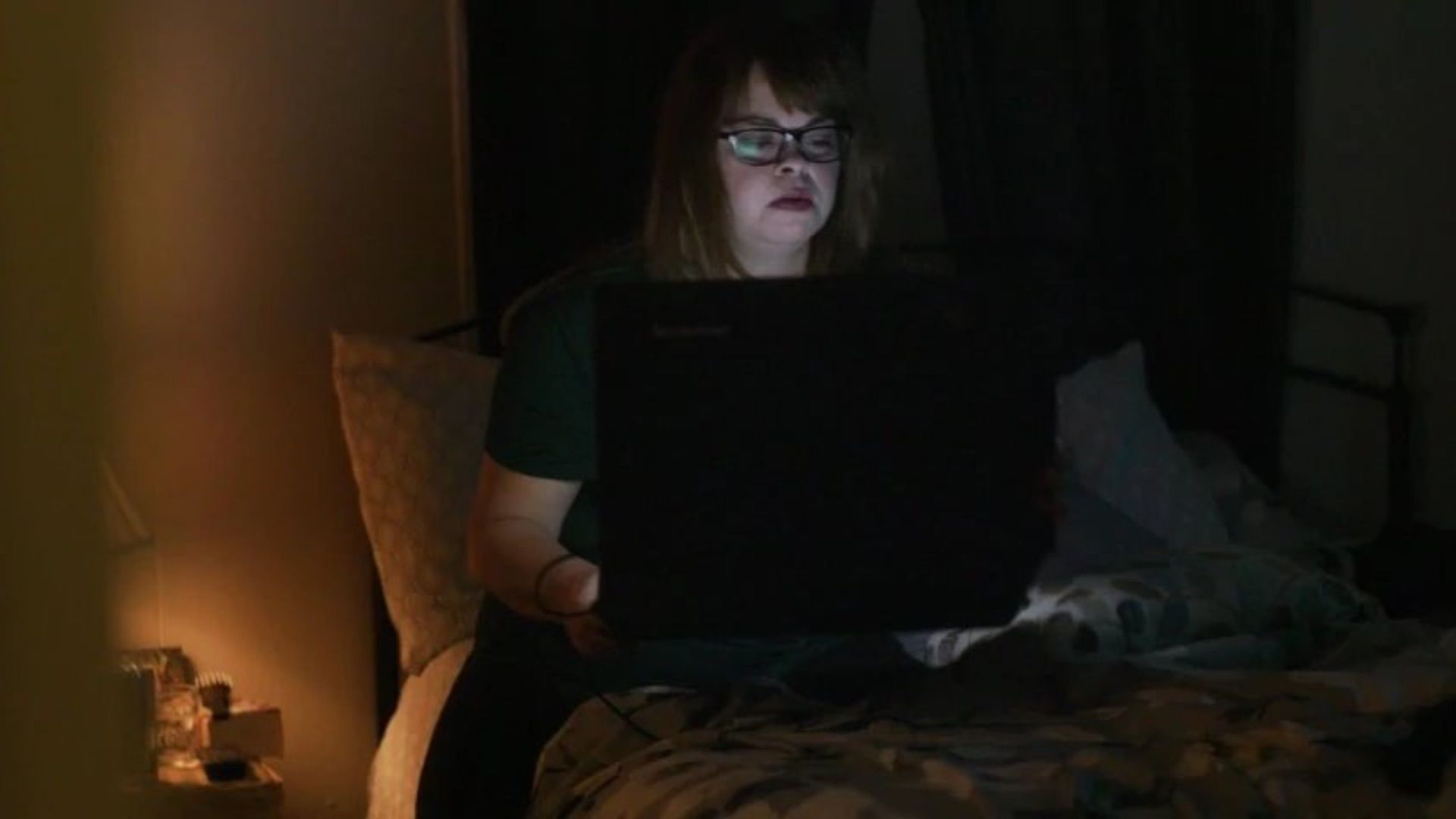 Una donna al lavoro al computer di notte