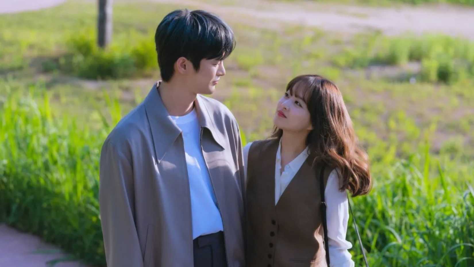 Myul Mang e Tak Dong-kyung caminham por um parque ensolarado no K-drama Doom at Your Service.