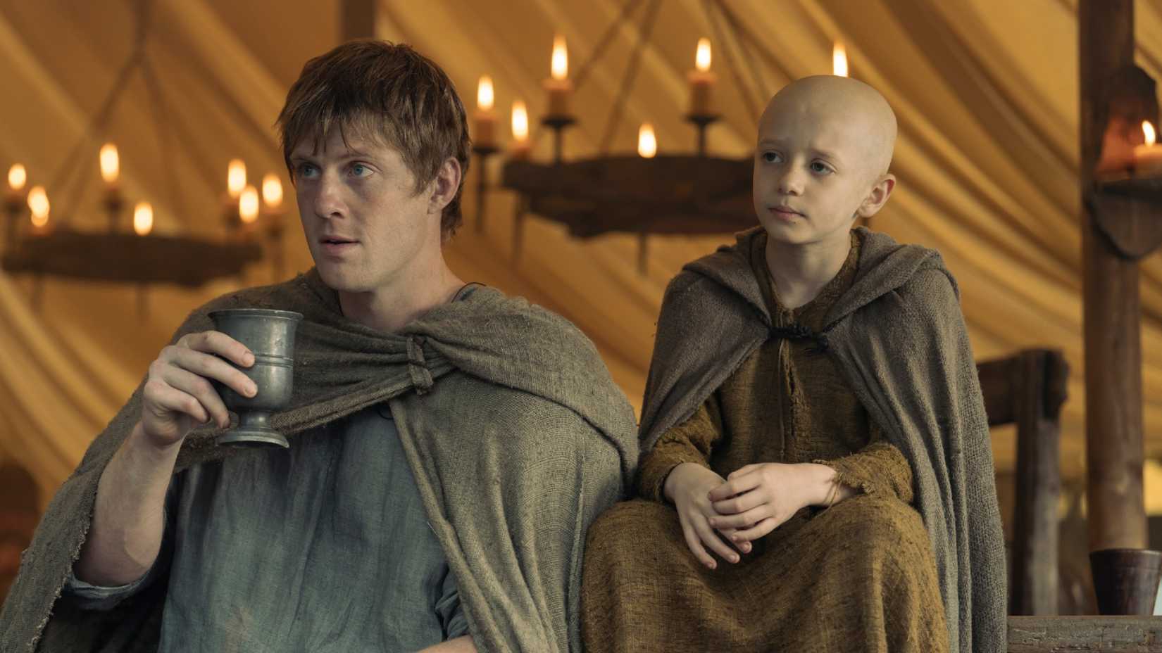 Duncan, o Alto (Peter Claffey) e Egg (Dexter Sol Ansell) sentados juntos em A Knight of the Seven Kingdoms