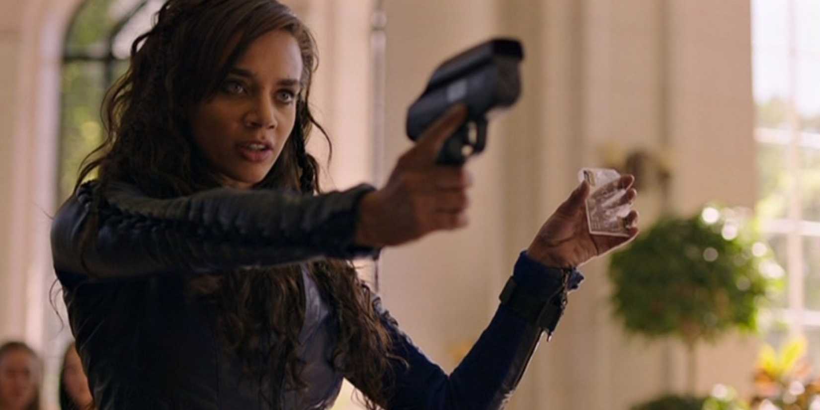 Dutch aiming a weapon in Killjoys