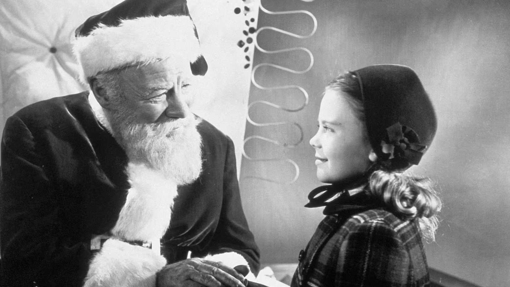 Edmund Gwenn como Kris Kringle conversando com Natalie Wood como Susan Walker em Milagre na Rua 34
