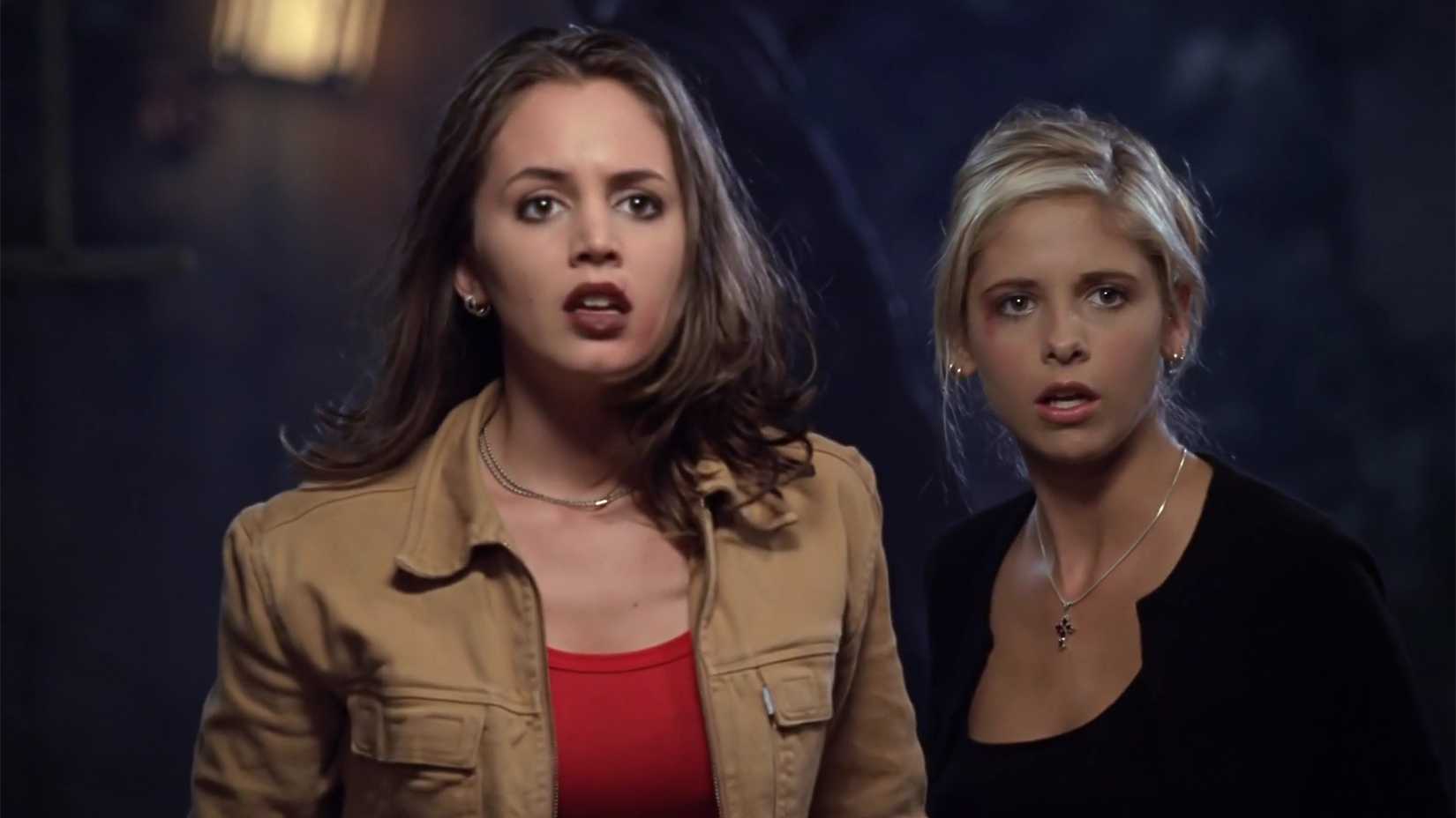 Eliza Dushku e Sarah Michelle Gellar como Buffy e Faith, olhando para frente, em um episódio da 3ª temporada de Buffy