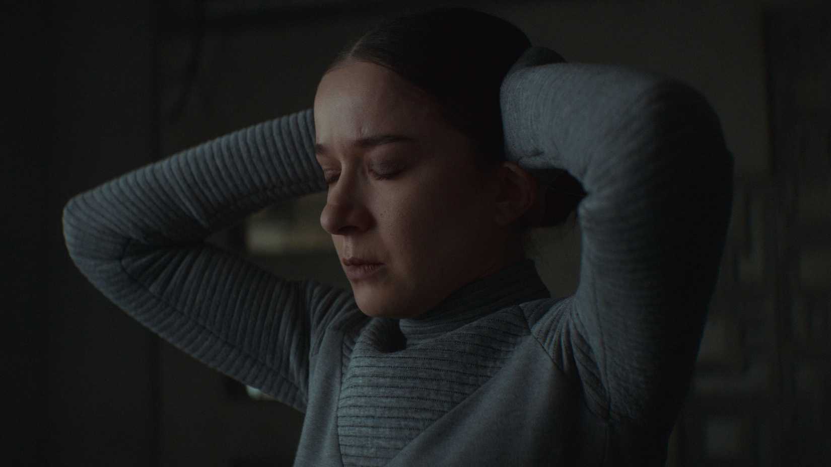 Elizabeth Dulau as Kleya Marki with her hands on her head in Andor