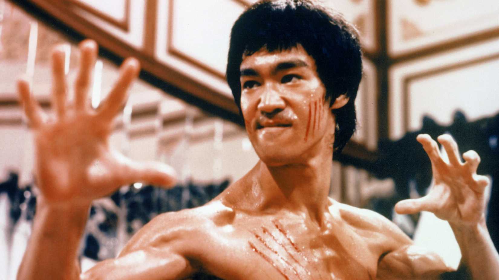 Bruce Lee posa com arranhões no rosto em Operação Dragão