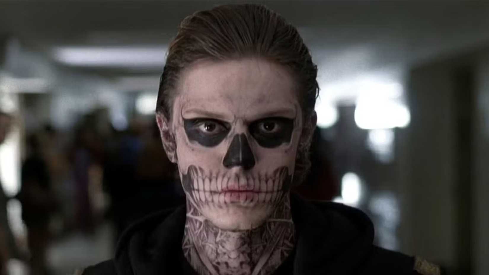 Evan Peters como Tate em maquiagem de caveira em American Horror Story temporada 1 (1)