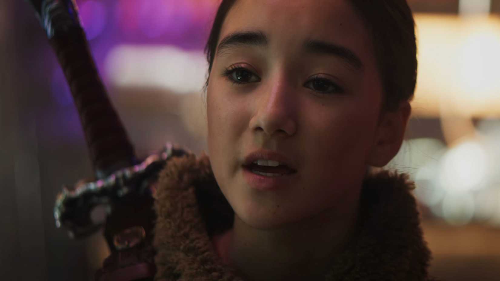 Eve Ridley como Ruthye no trailer de Supergirl