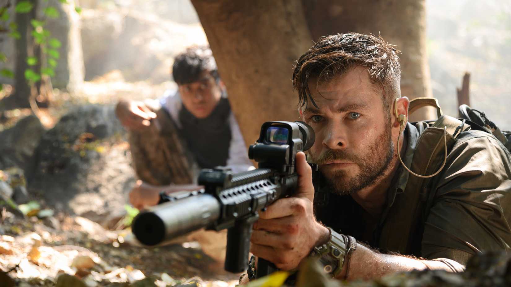 Chris Hemsworth como Tyler Rake em cena de ação de Extraction