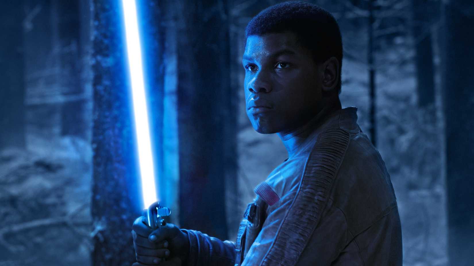 Finn (John Boyega) empunhando um sabre de luz azul em O Despertar da Força.