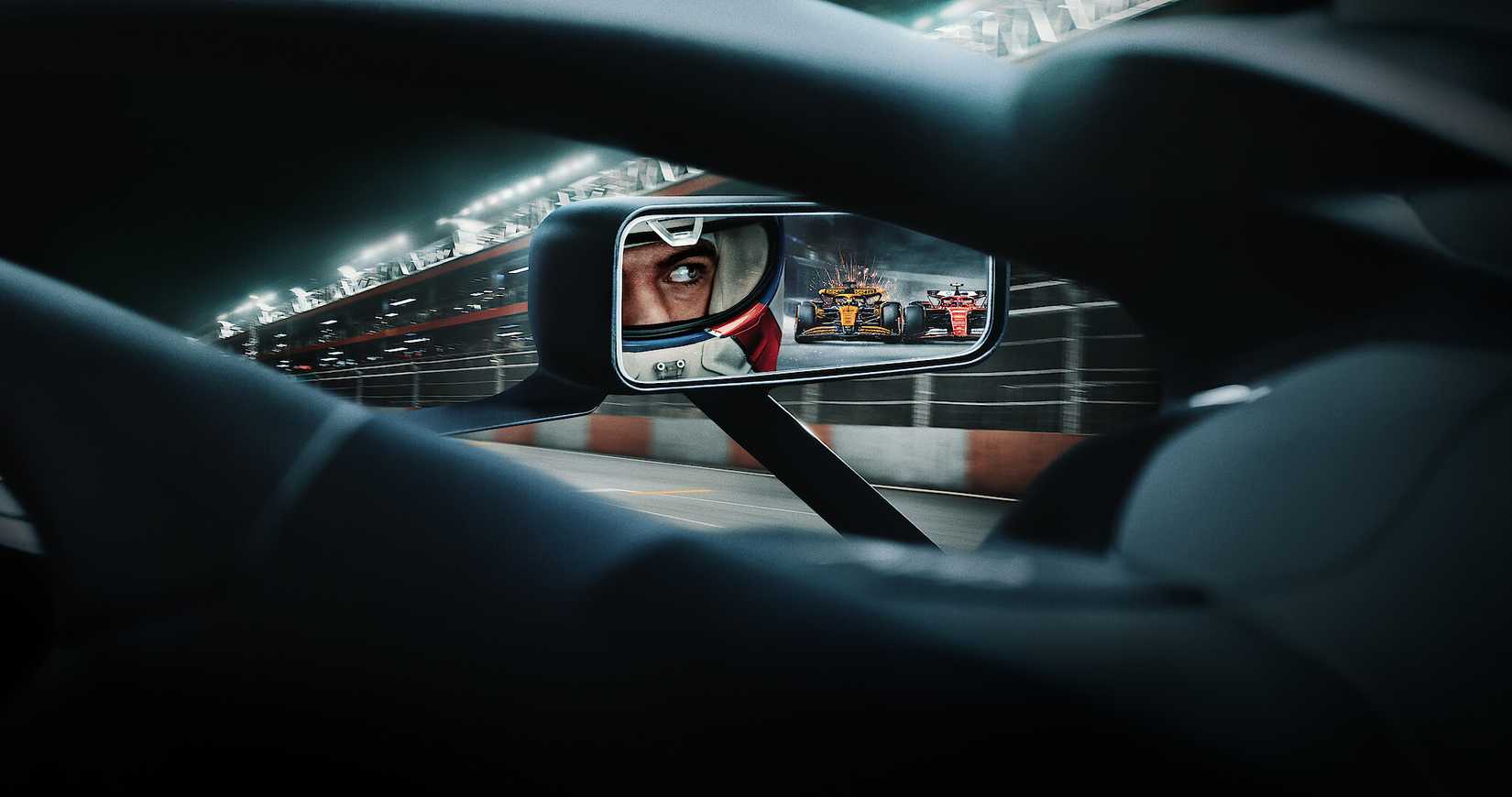 Um piloto de Fórmula 1 olha para os carros em seu espelho retrovisor.