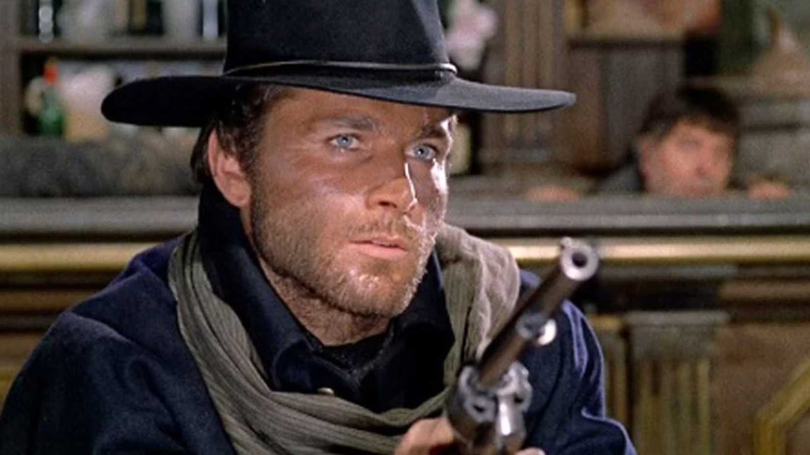 Frank Nero como Django apontando uma arma para alguém em Django
