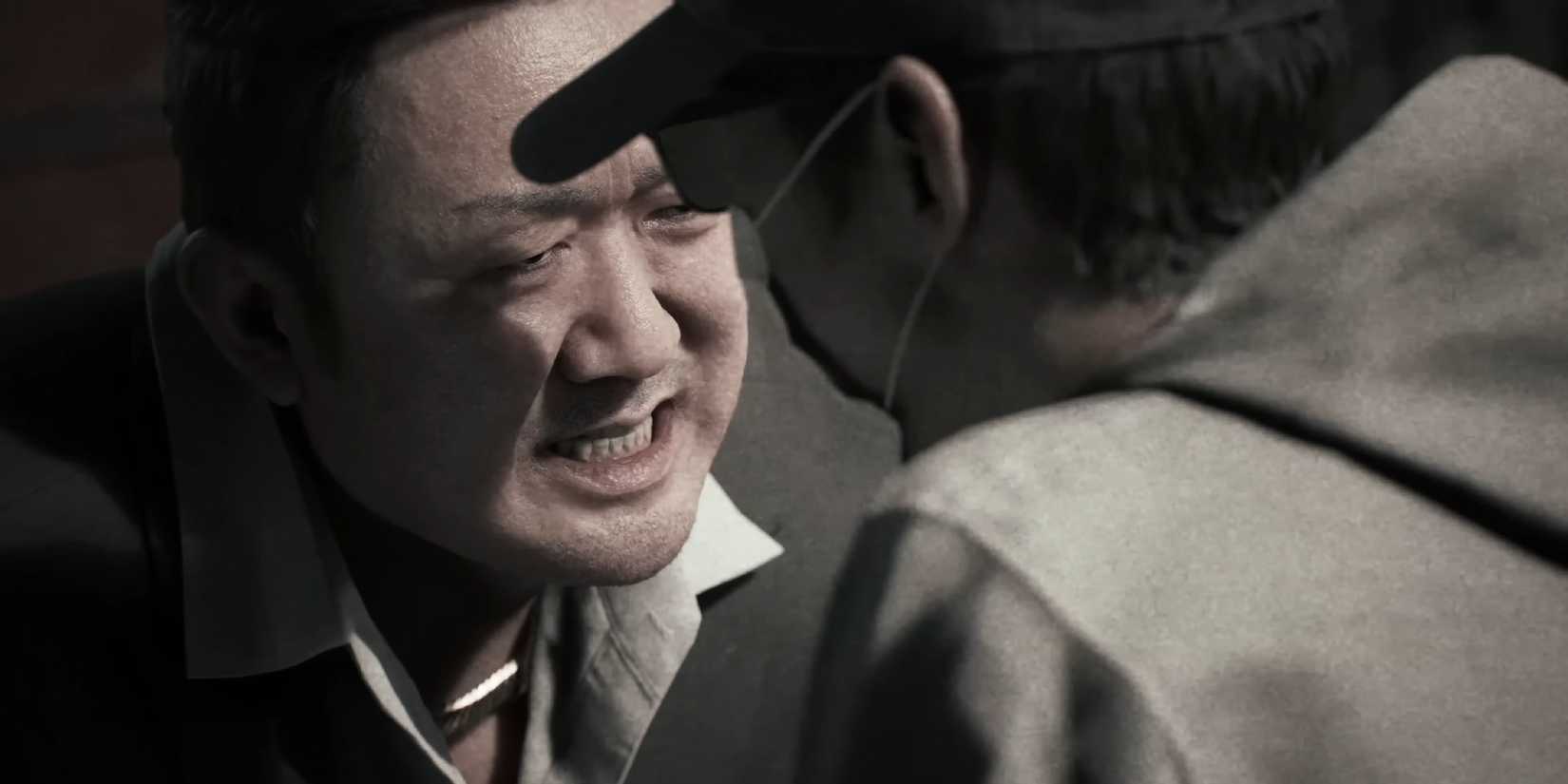Don Lee franzindo a testa para outro personagem em Gang of Dragons.