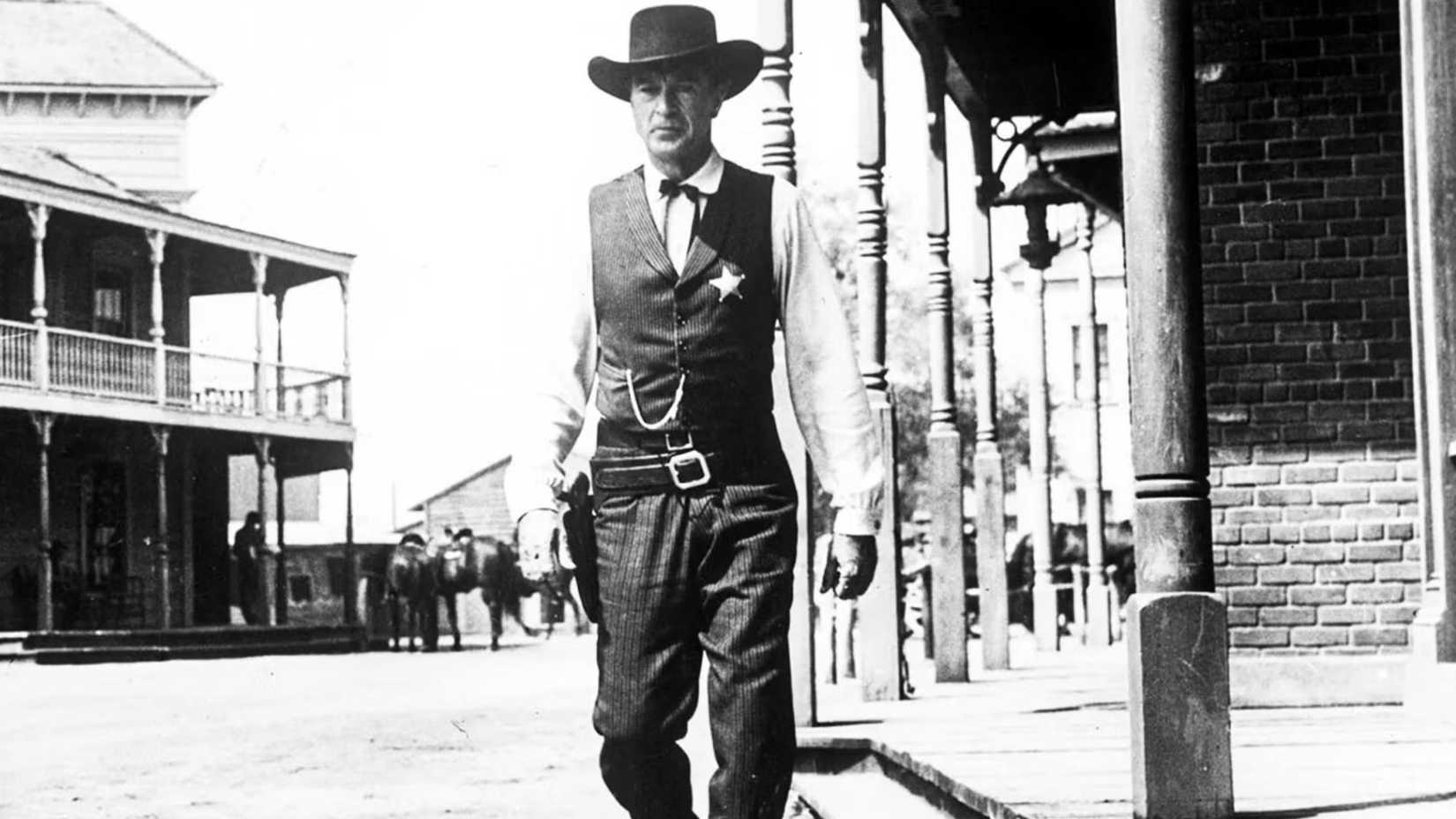 Gary Cooper idzie ulicą w High Noon