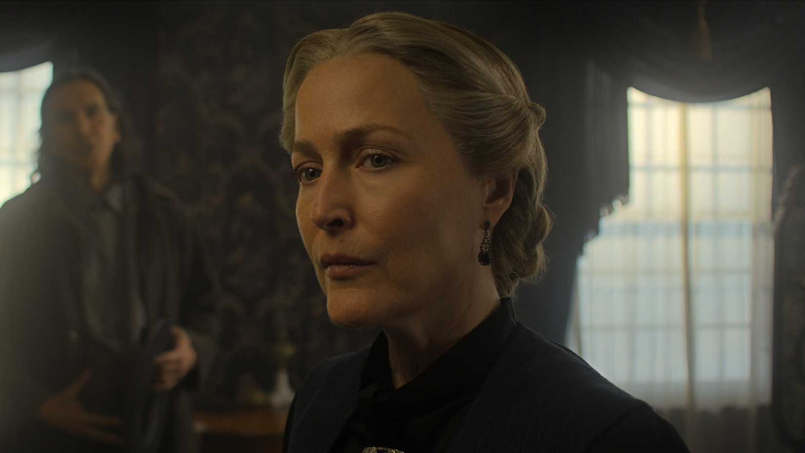 Gillian Anderson como Constance em The Abandons da Netflix