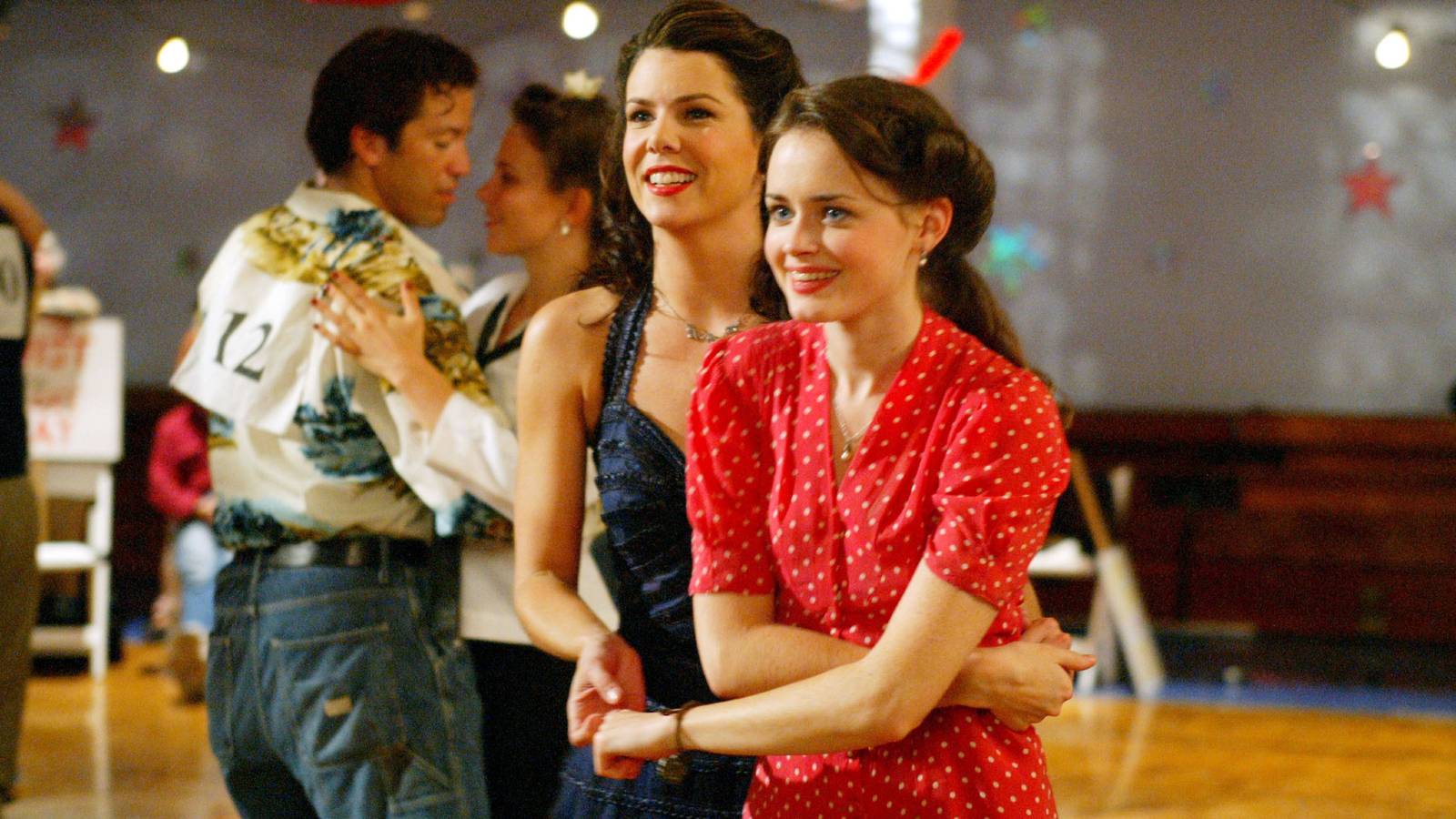 Gilmore Girls still featuring Lorelai and Rory at the 24-hour dance-a-thon.