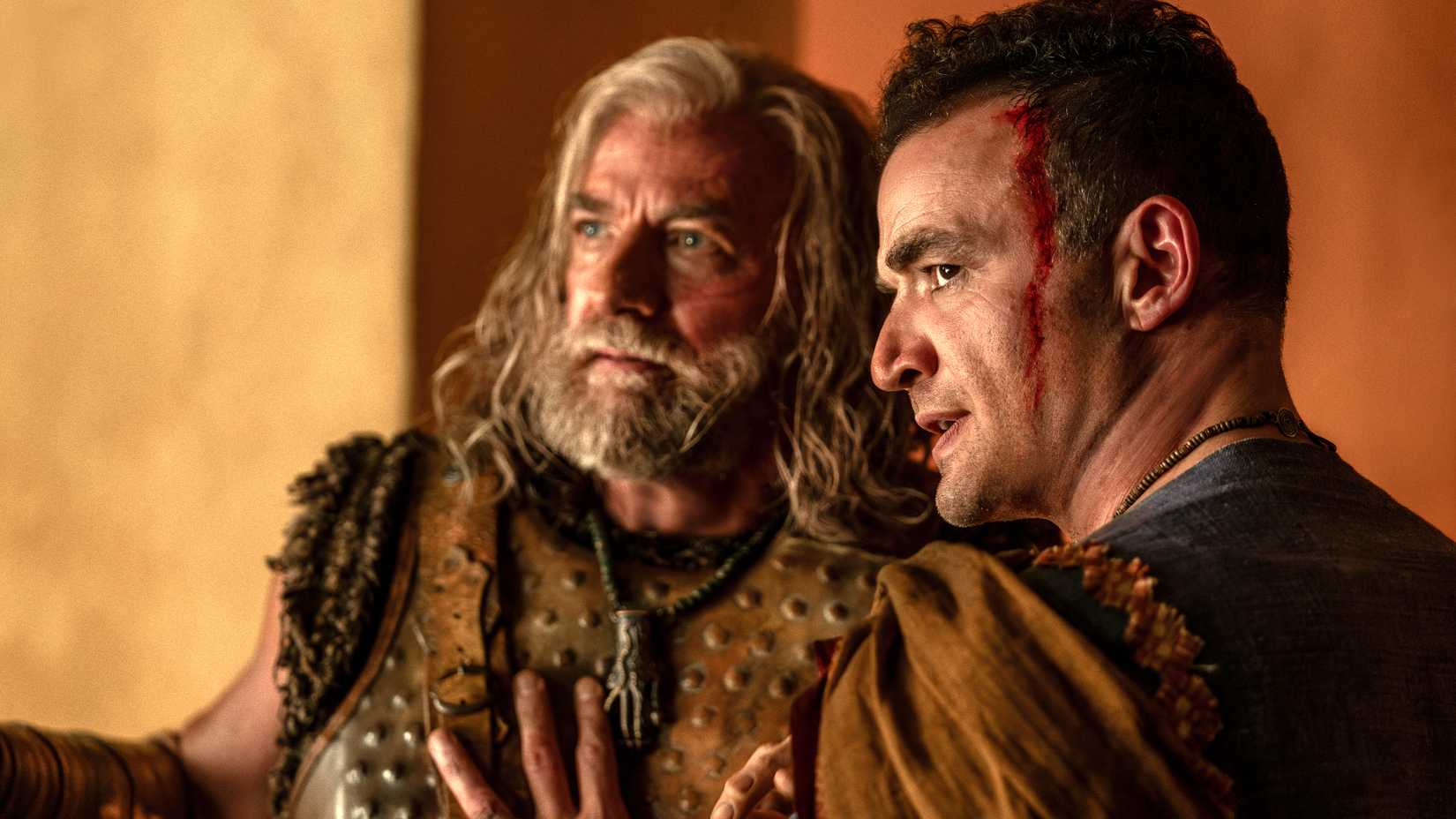 Ashur e Korris em Spartacus: House of Ashur