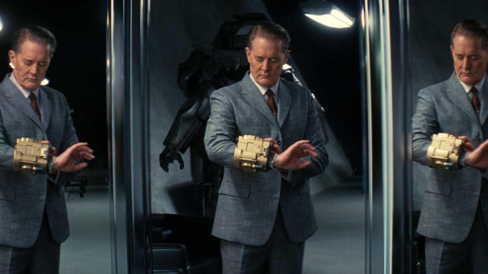 Hank MacLean olhando para um Pip-Boy no braço na 2ª temporada de Fallout