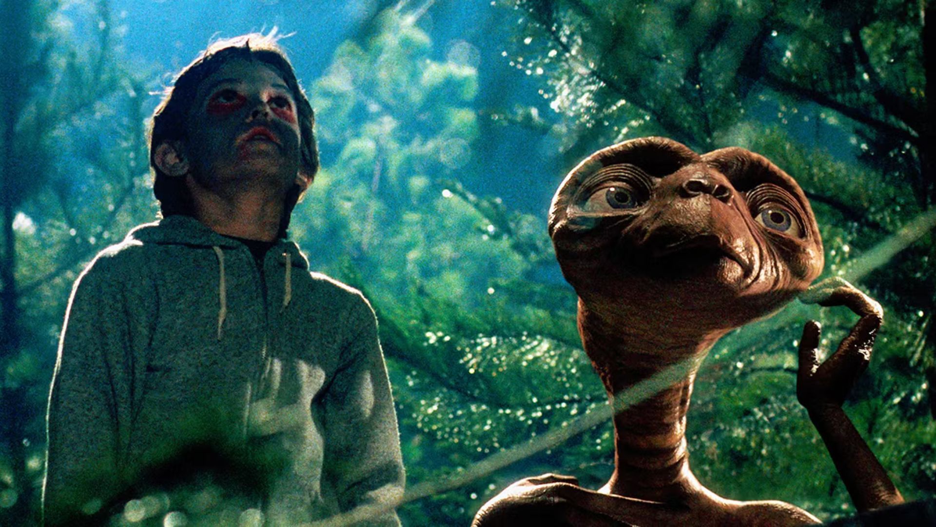Henry Thomas come Elliott e ET che guardano il cielo in ET