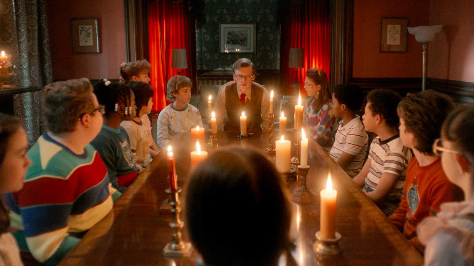 Генри с детьми в финале 5-го сезона "Stranger Things"