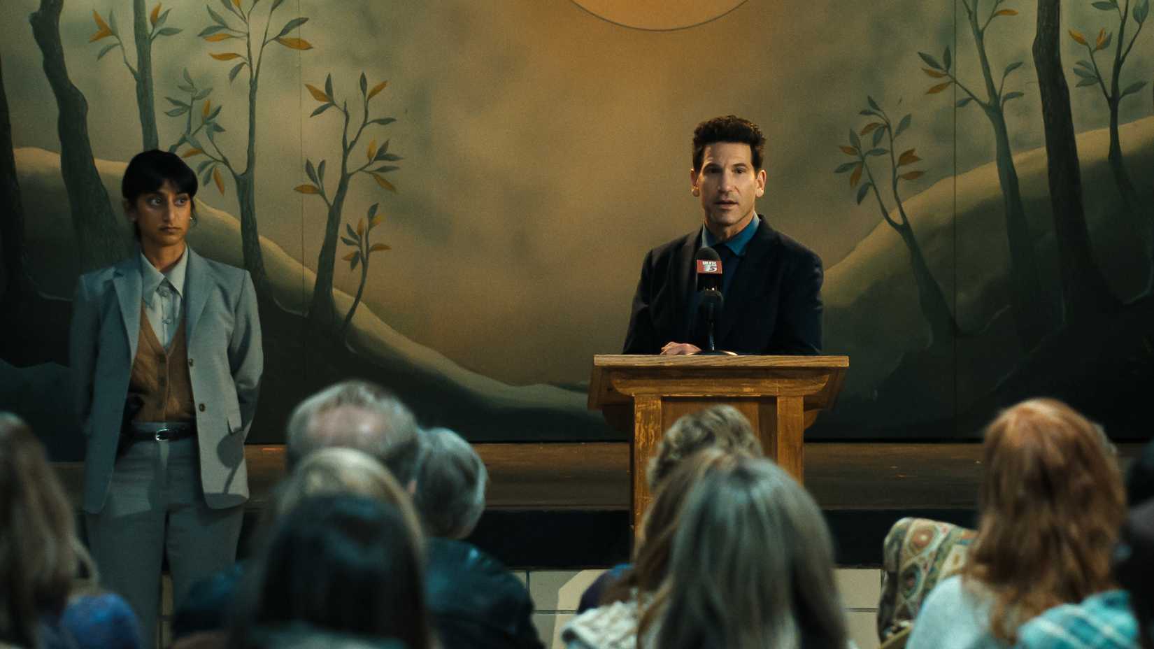 Jon Bernthal como Jack e Tessa Thompson como Anna em cena de His & Hers na Netflix.