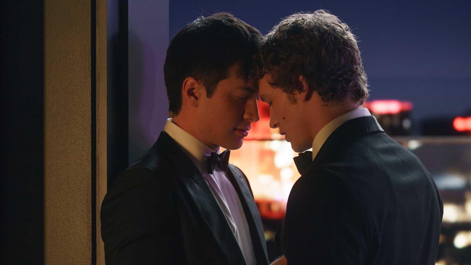 Hudson Williams como Shane Hollander e Connor Storrie como Ilya Grigoryevich Rozanov tocando testas em Heated Rivalry