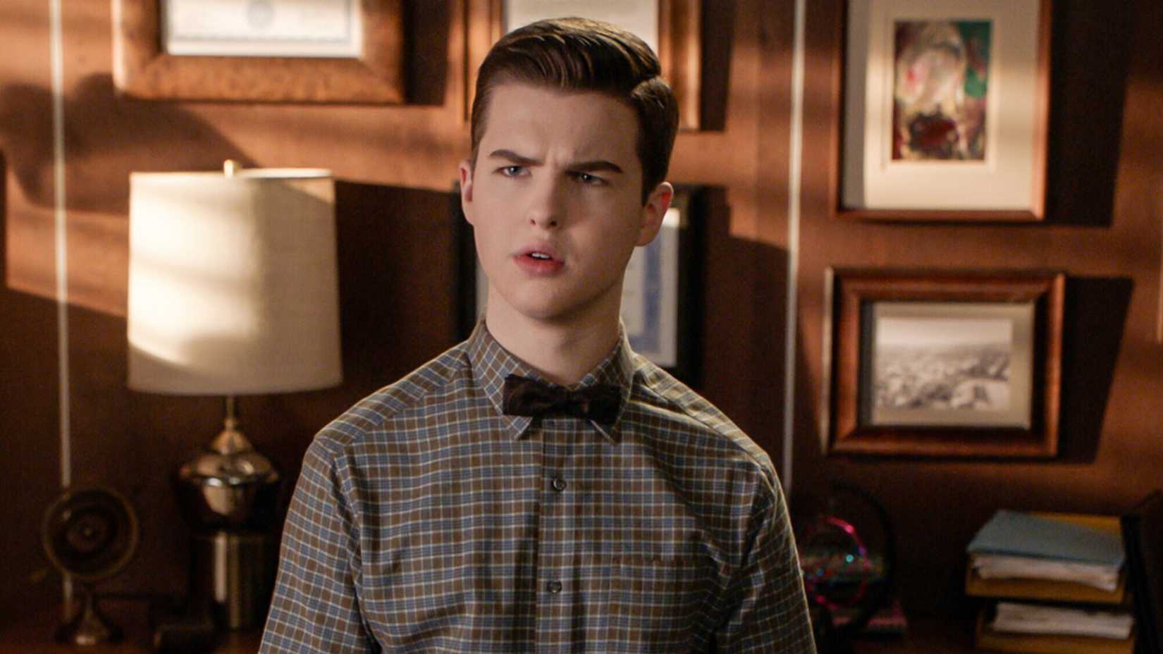 Iain Armitage com uma expressão confusa como Sheldon Cooper em um episódio da 7ª temporada de Young Sheldon