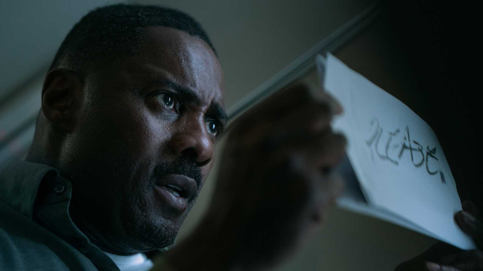 Idris Elba em cena da série Hijack