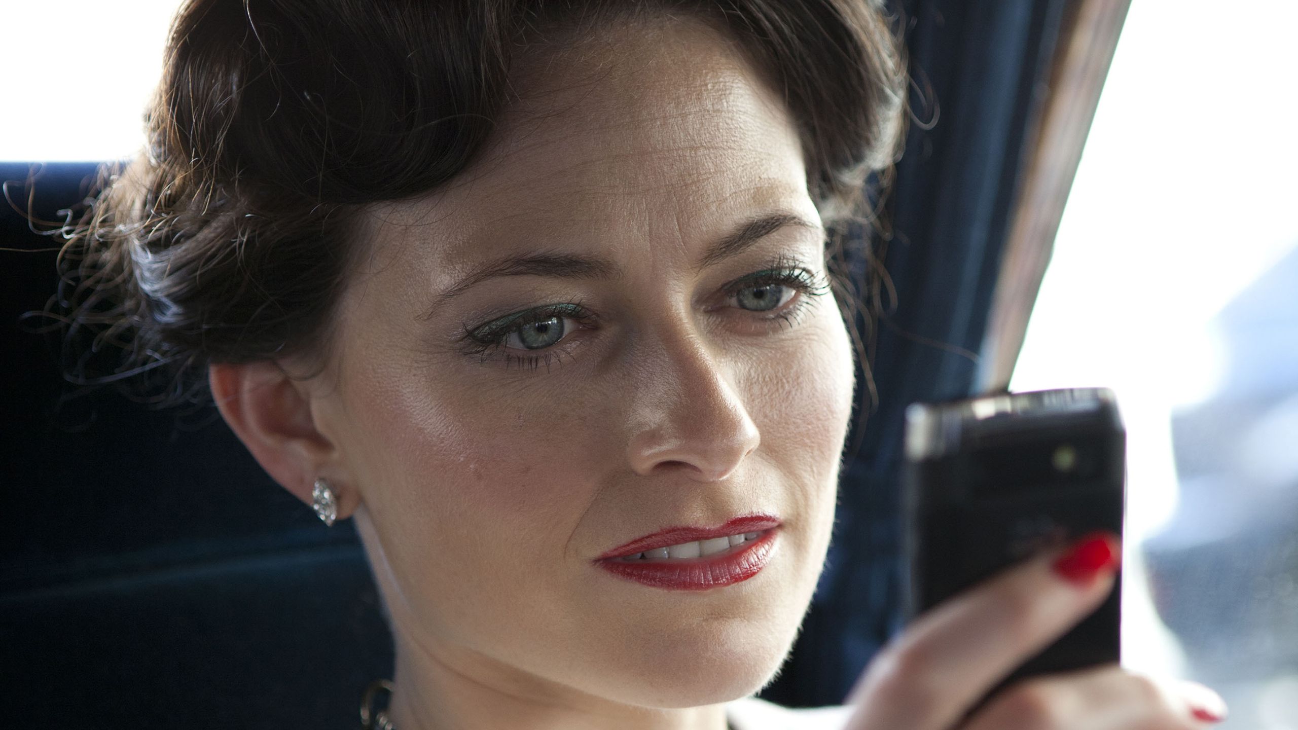 Irene Adler che guarda il suo telefono in Sherlock BBC
