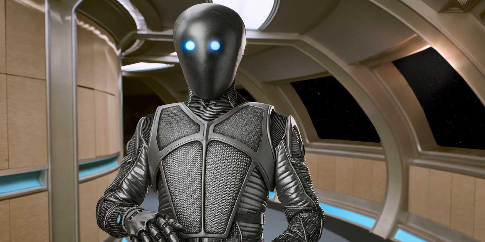 Isaac em um corredor em The Orville