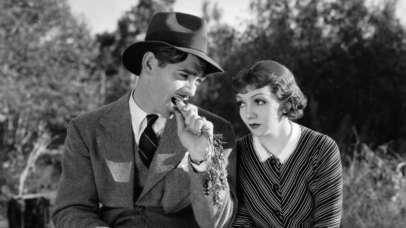 Claudette Colbert e Clark Gable se olham em Aconteceu Naquela Noite