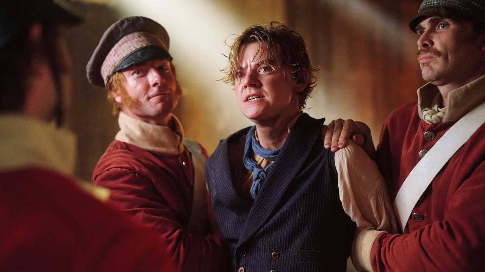 Jack Dawkins, interpretado por Thomas Brodie-Sangster, é contido por policiais na segunda temporada de The Artful Dodger.