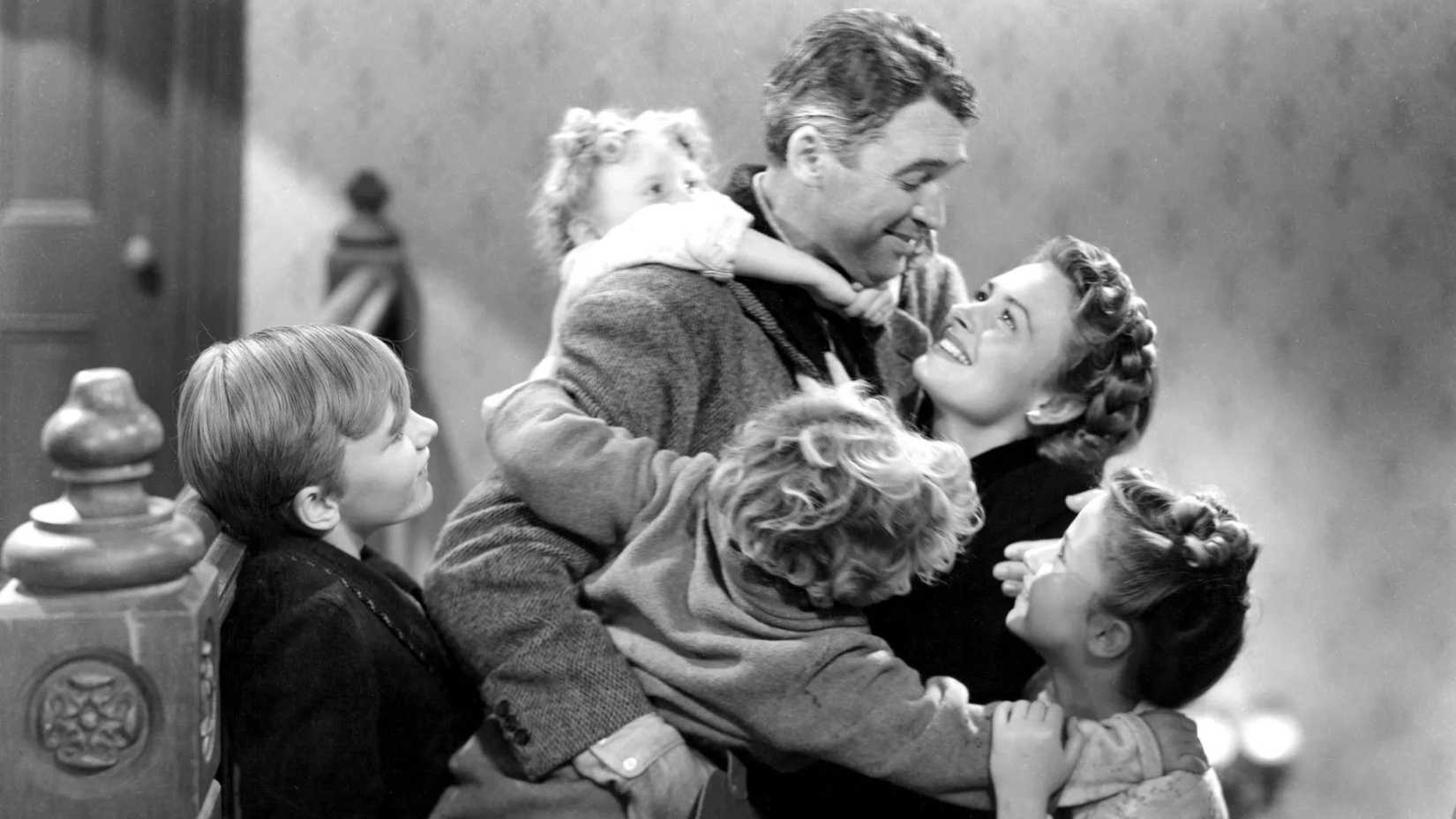 James Stewart como George Bailey com sua família em A Felicidade Não Se Compra