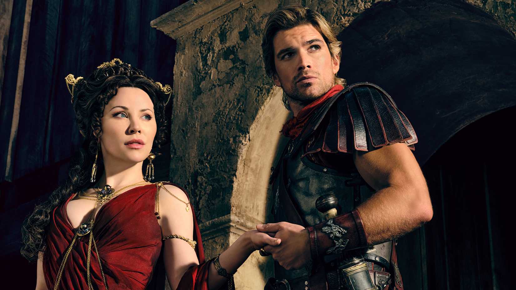 Jamie Slater como Cornélia e Jackson Gallagher como Júlio César em Spartacus: House of Ashur