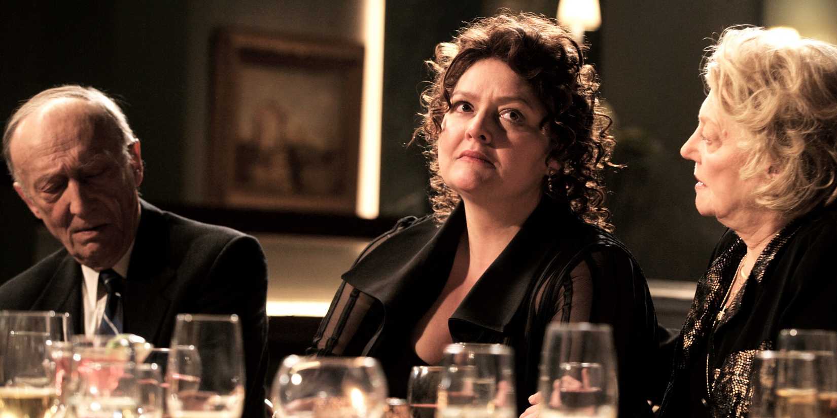 Janice olhando para fora da tela em The Sopranos
