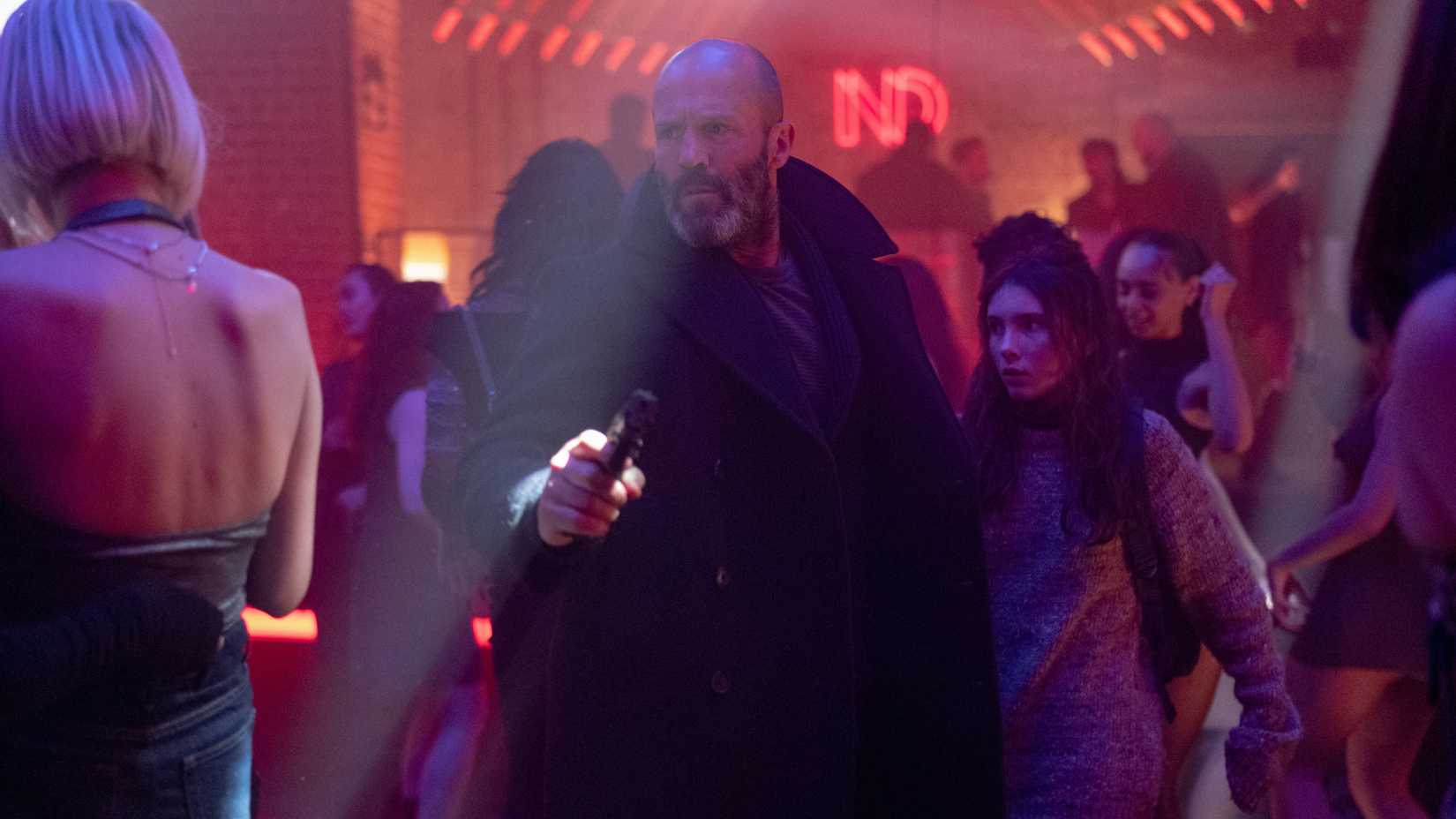 Jason Statham caminha com uma menina em uma cena do filme Shelter.