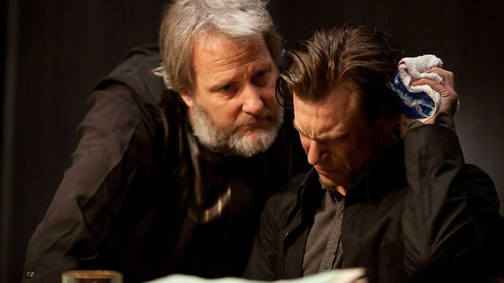 Jeff Daniels e Paul Dano em cena de Looper