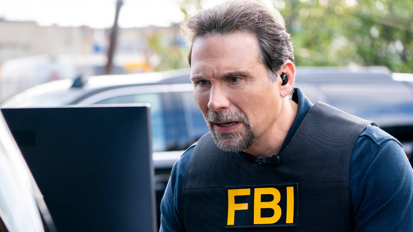 Jeremy Sisto als Jubal beim FBI am Computer, der besorgt aussieht