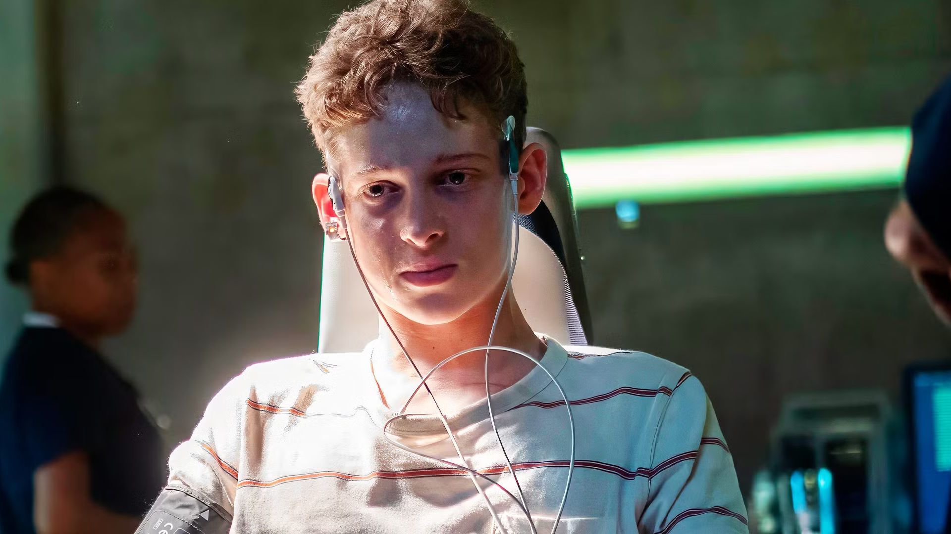 Luke Ellis sendo submetido a experimentos em The Institute