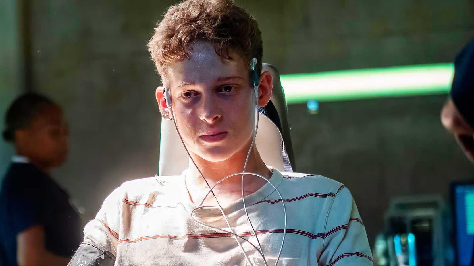 Joe Freeman como Luke Ellis sendo experimentado em The Institute