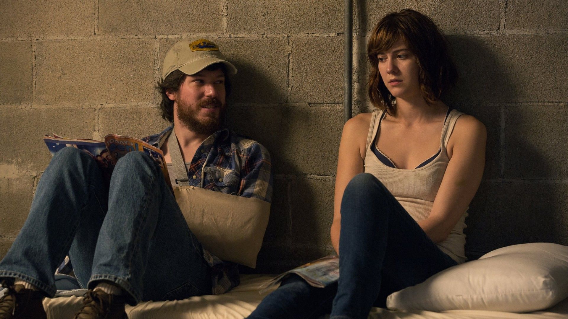 John Gallagher Jr e Mary Elizabeth Winstead in 10 Cloverfield Lane