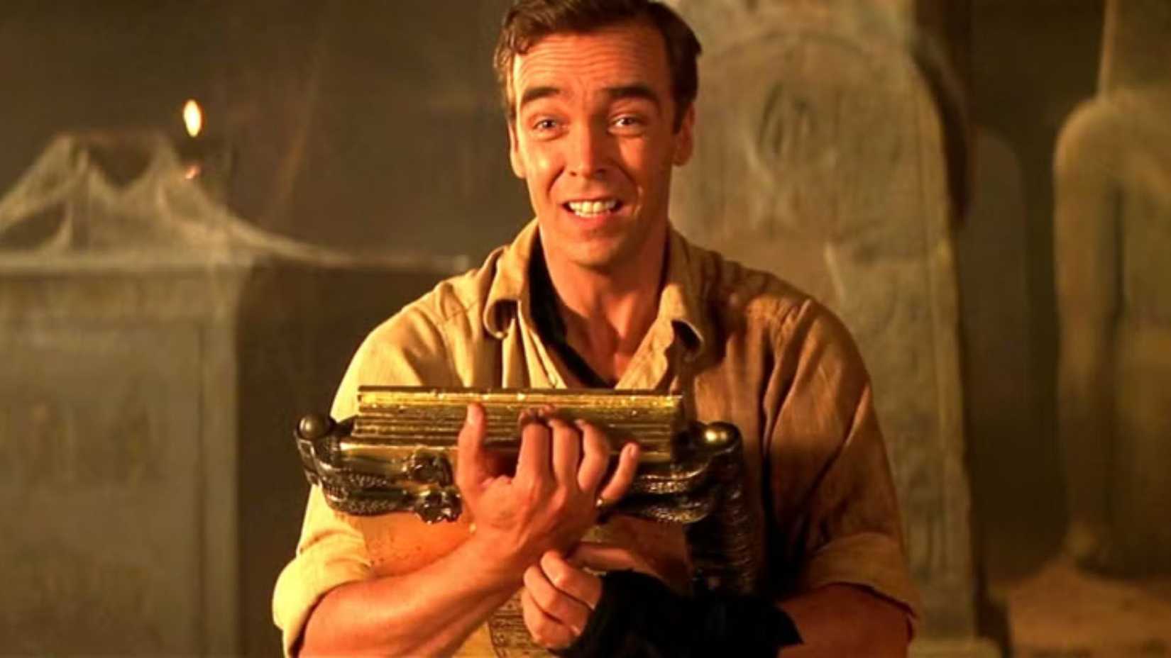 John Hannah as Jonathan with an artifact in The Mummy