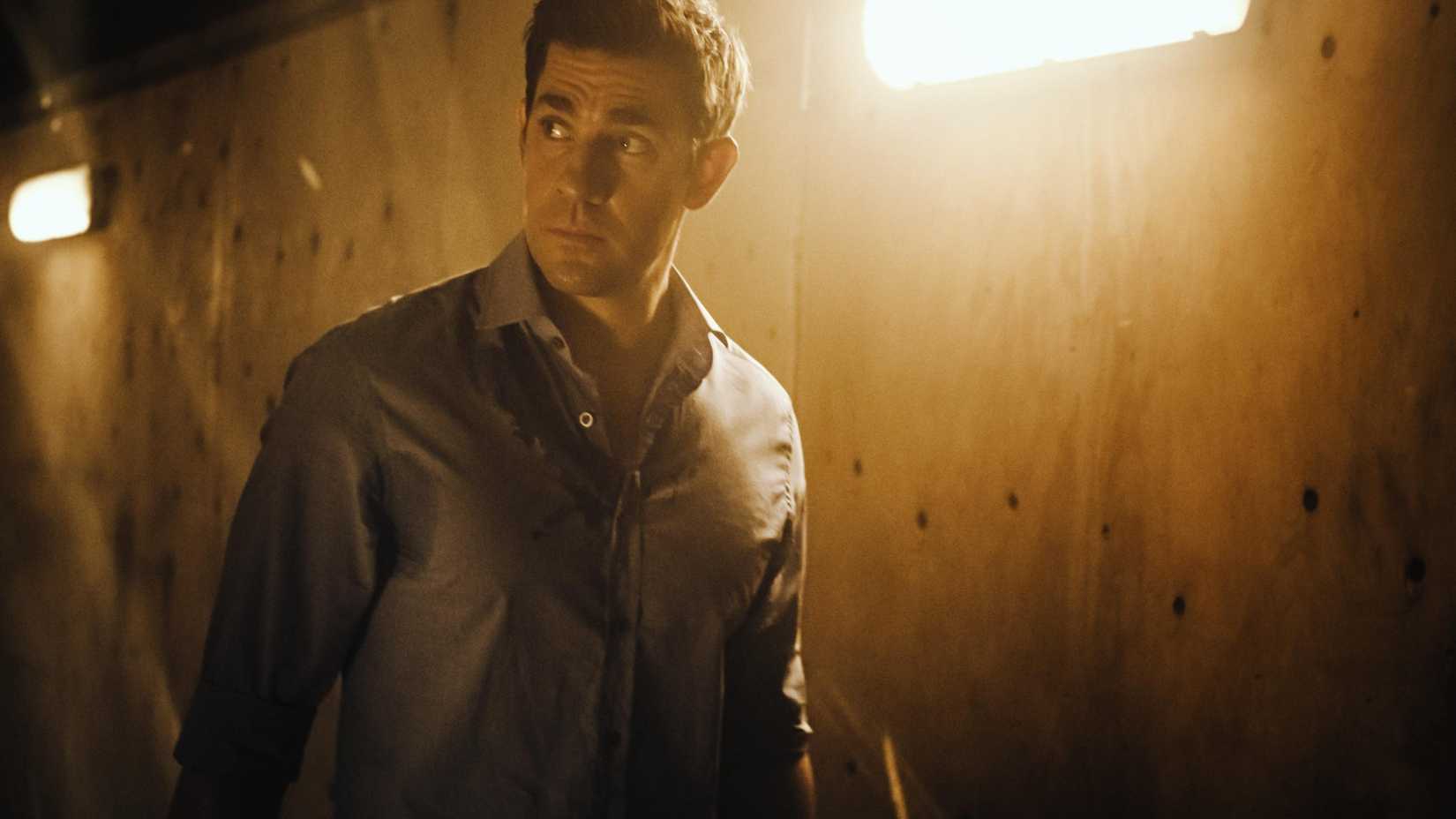 John Krasinski como Jack Ryan olhando para o lado.