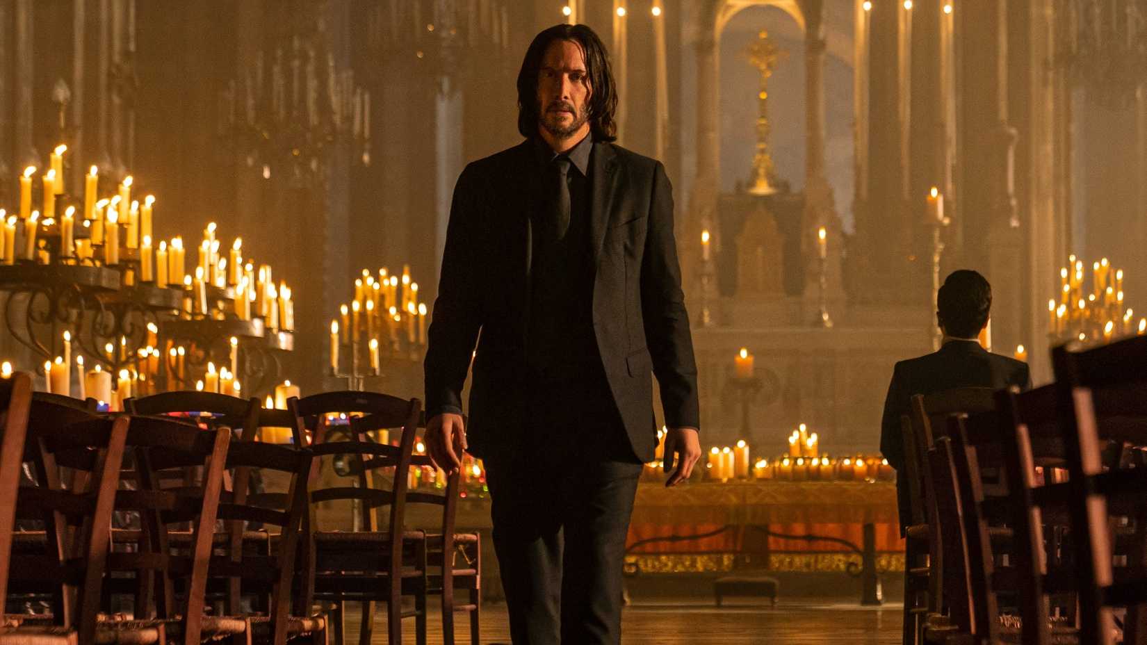 John Wick caminha por uma igreja em John Wick 4: Baba Yaga